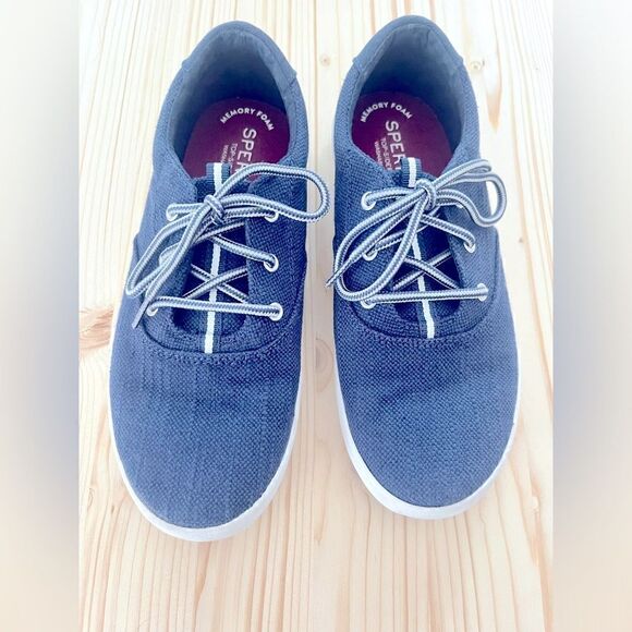 SPERRY Top-Slider kids shoes: Size 2.5 Great condition; only worn a few times! - Picture 2 of 6